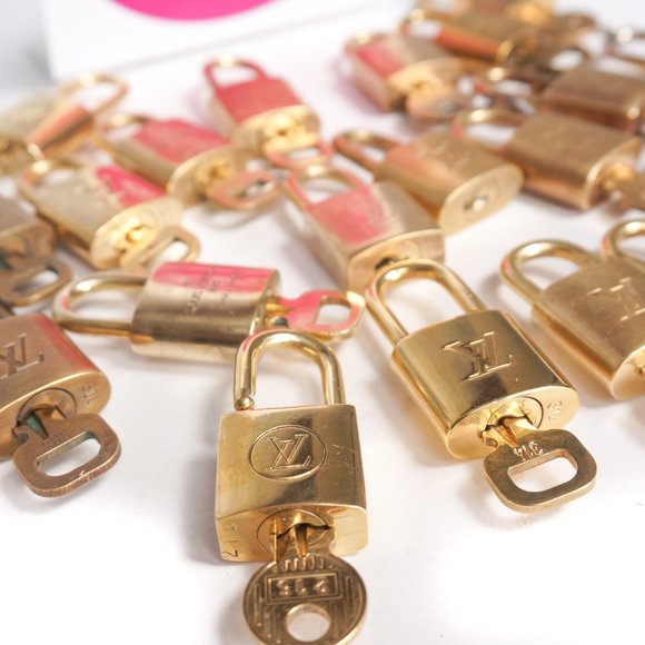 Authentic LOUIS VUITTON lock and key - RANDOM SELECTION - Picture 1 of 7